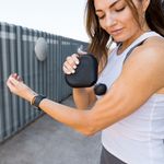 Theragun_mini_Female_04