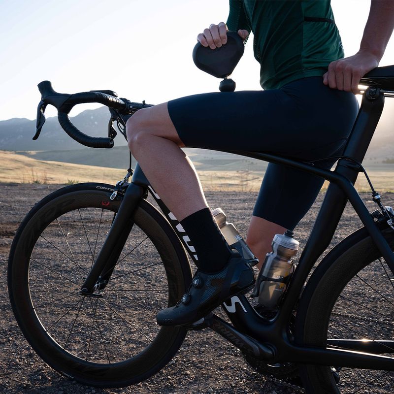 Theragun_mini_Male_Biking